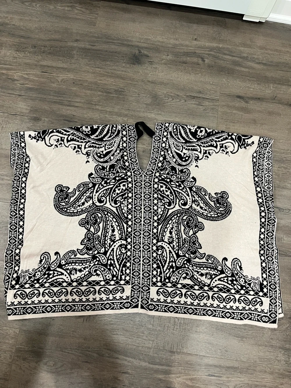 Stella Laguna Beach Black and Cream Paisley Accent Throw